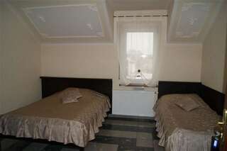 Мини-отель Pokoje Gościnne Gum-Bar Biskupice Двухместный номер с 1 кроватью или 2 отдельными кроватями-3